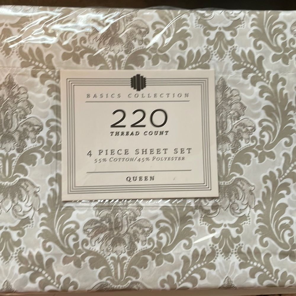 BNWT queen sheet set